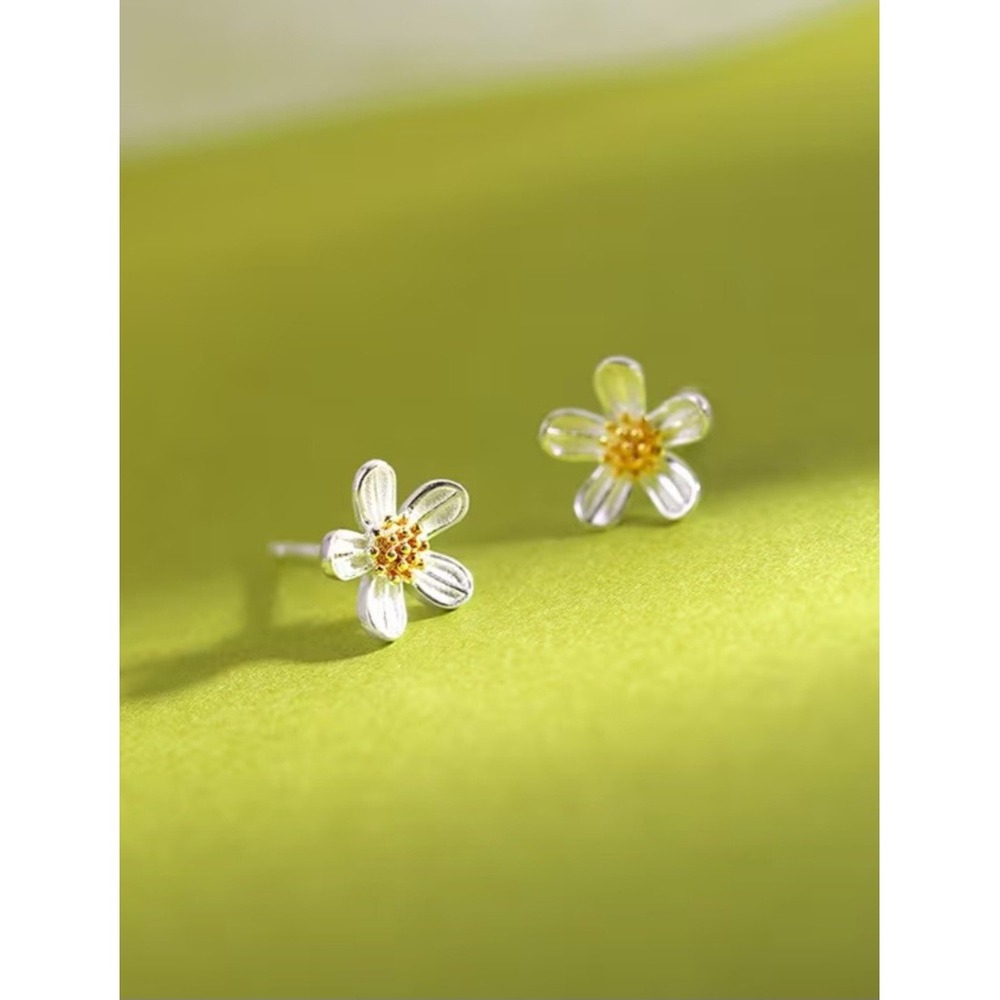White Daisy Flower Stud Earrings Silver Tone Petite Floral Minimalist Jewelry